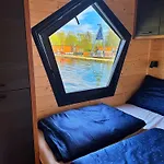 House Boat S Vyhledem Na Wake Port *