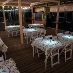Botel House Boat S Vyhledem Na Wake Port