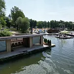 House Boat S Vyhledem Na Wake Port