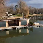 Botel House Boat S Vyhledem Na Wake Port
