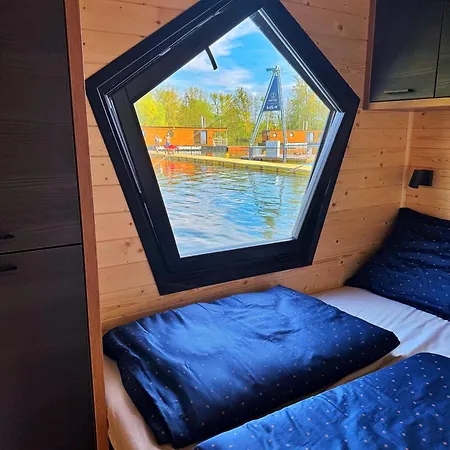House Boat S Vyhledem Na Wake Park *