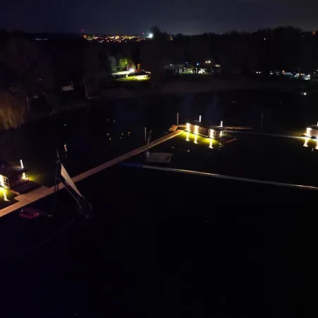 House Boat S Vyhledem Na Wake Port