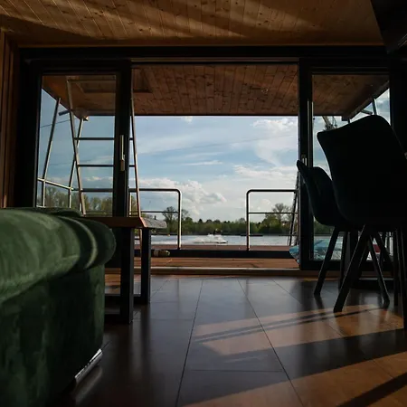 船屋 House Boat S Vyhledem Na Wake Port