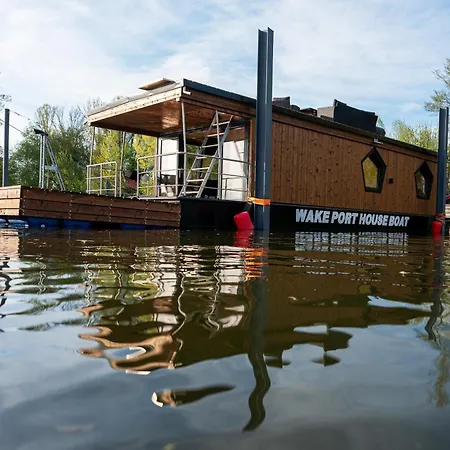 House Boat S Vyhledem Na Wake Park *