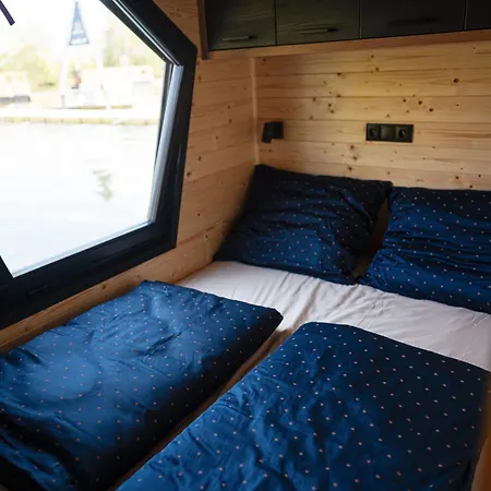 House Boat S Vyhledem Na Wake Park Botel