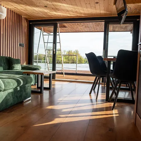 House Boat S Vyhledem Na Wake Park Botel